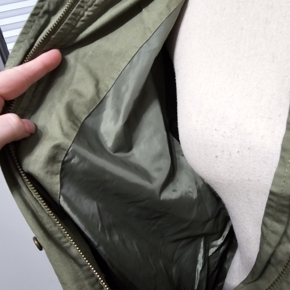 Her Universe Marvel Ms. Marvel Patch Girls Anorak Jacket - Picture 12 of 13